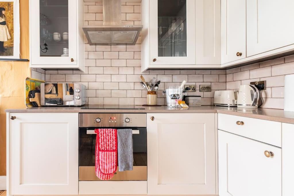 Appartement Holyrood Park: Lush & Arty 2 Double Bed Flat