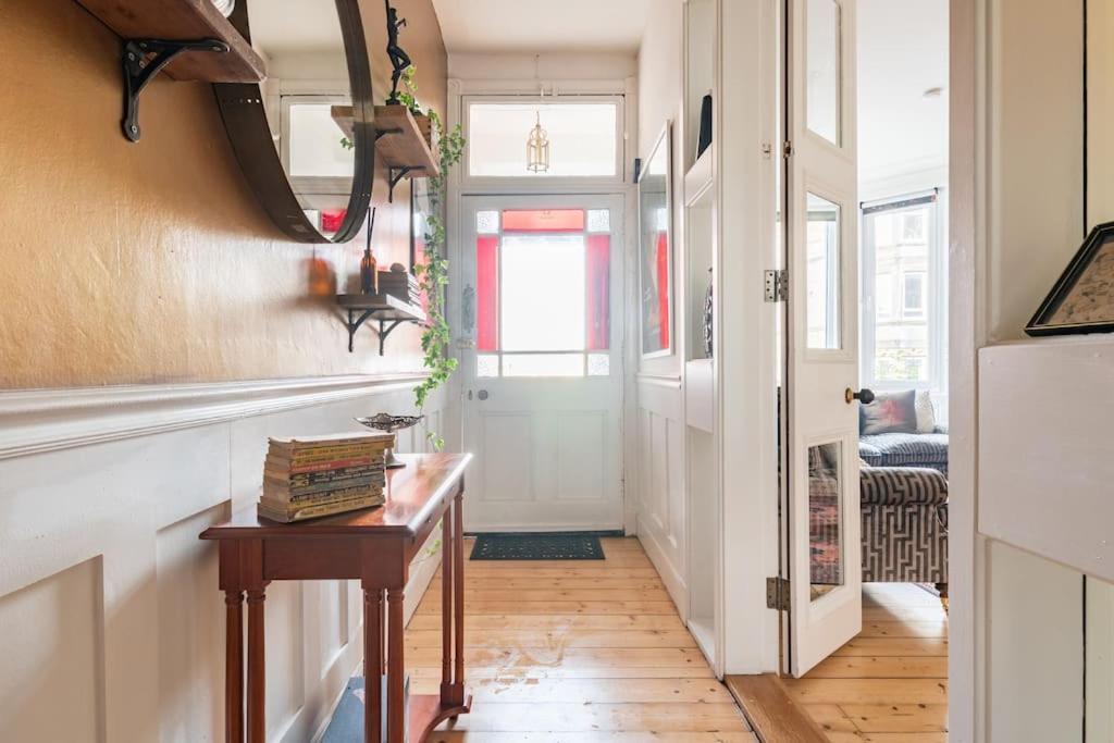 Appartement Holyrood Park: Lush & Arty 2 Double Bed Flat EDI