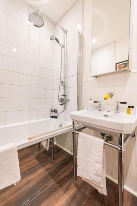 Appartement Holyrood Park: Lush & Arty 2 Double Bed Flat EDI
