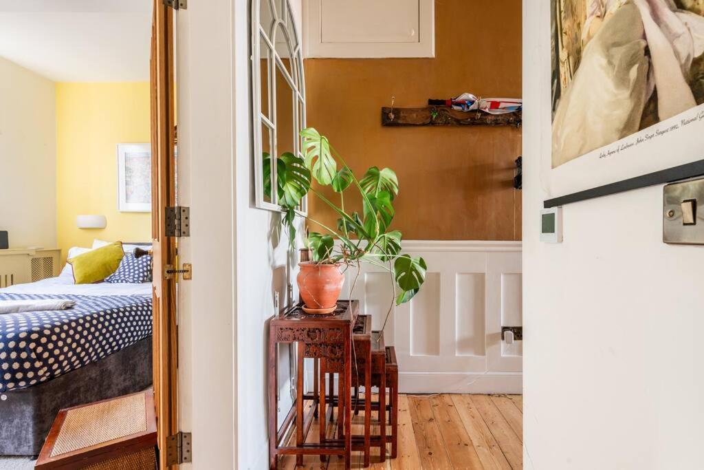 Holyrood Park: Lush & Arty 2 Double Bed Flat Appartement