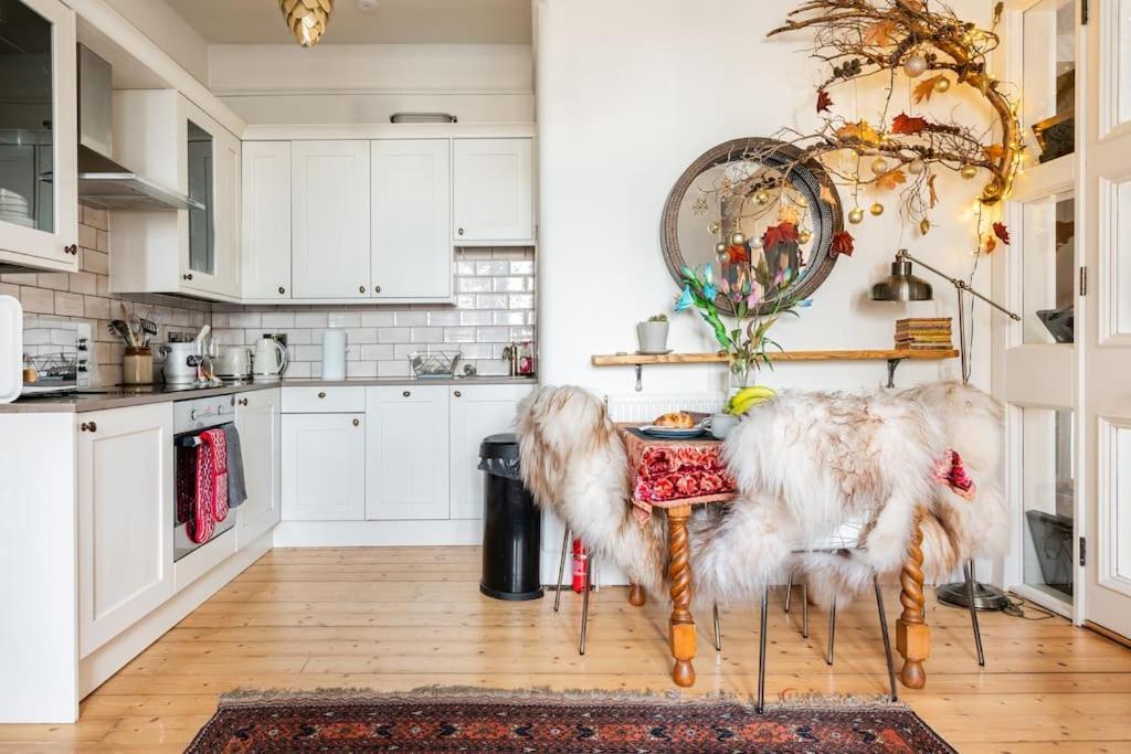 Appartement Holyrood Park: Lush & Arty 2 Double Bed Flat