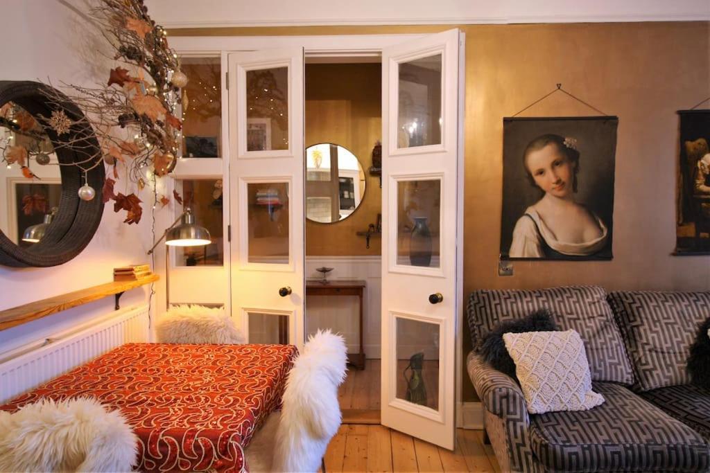 Holyrood Park: Lush & Arty 2 Double Bed Flat Appartement