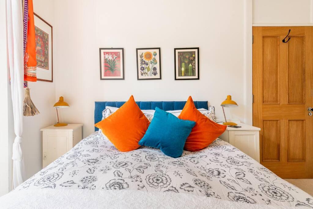Holyrood Park: Lush & Arty 2 Double Bed Flat Appartement