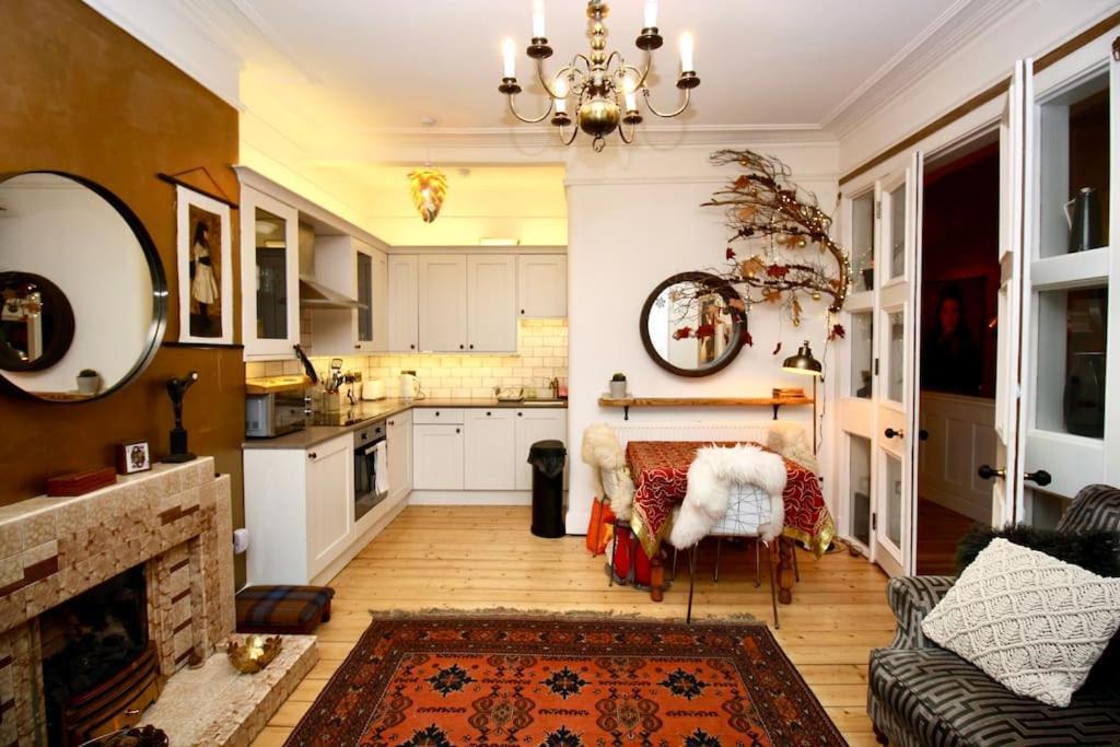 Holyrood Park: Lush & Arty 2 Double Bed Flat * EDI