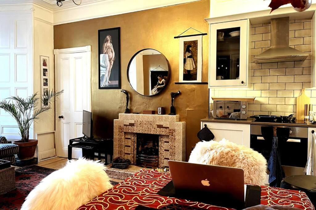 Appartement Holyrood Park: Lush & Arty 2 Double Bed Flat *